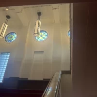 ロビーのステンドグラス