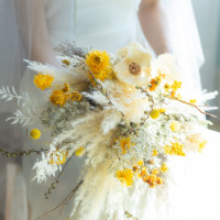 ドライフラワーは白、カラードレスどちらにも合う色にしました。