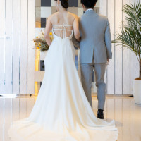 カラードレスと真逆のシンプルストレートドレスです。