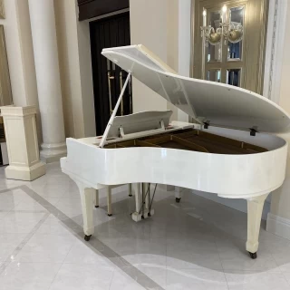 披露宴会場内のピアノ