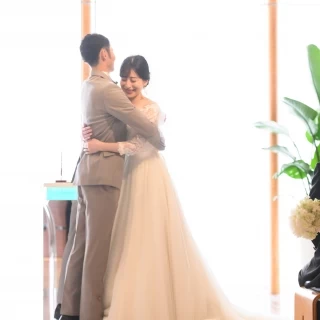 私達は誓いのキスではなく誓いのハグにしました