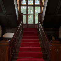 赤い絨毯が敷かれた階段