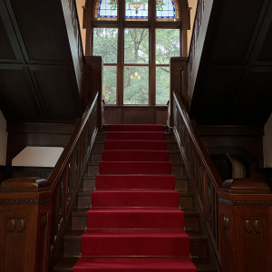赤い絨毯が敷かれた階段|682328さんの神戸迎賓館 旧西尾邸の写真(1959988)