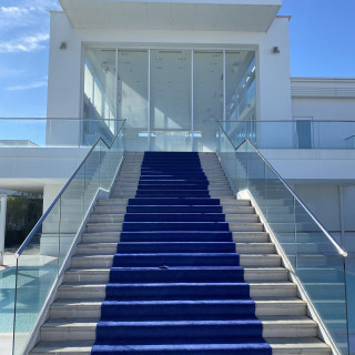 チャペルから繋がる外階段。青の絨毯が特徴的です。