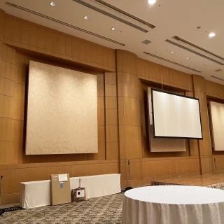 新郎新婦席側の壁面