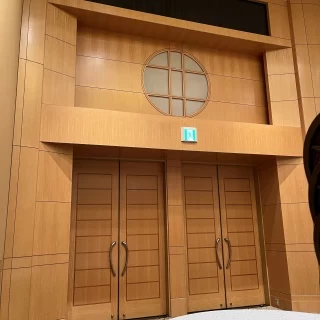 入り口扉　上部の襖風の部分は灯りをつけることもできます。