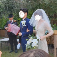 手前に写っている頭が最前列の親族です。かなり近いです。