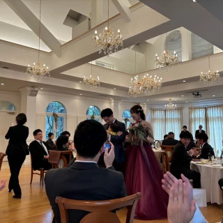 白を基調とした披露宴会場。