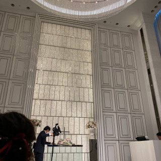 挙式会場の正面と天井の写真です