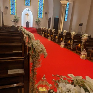 とても長い赤い絨毯のチャペルです。ステンドグラスありました。|682517さんの白水台聖アンナ教会の写真(1964032)