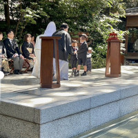 リングボーイの子供たちも石舞台を歩くことができます！