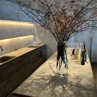 季節の花が飾られるようです。