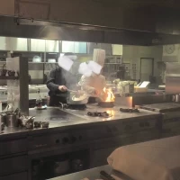 シェフと共にフランベの演出をさせてもらいました