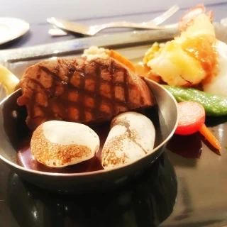 フランベ演出のあるステーキ