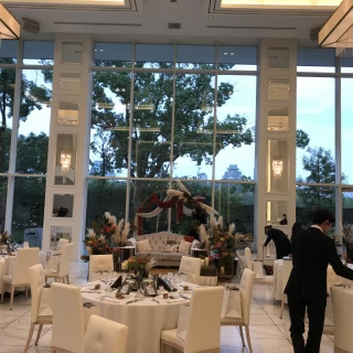 白が基調の披露宴会場