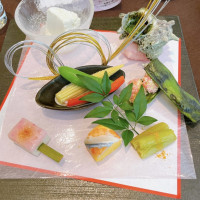 前菜の盛り合わせ、上品な和食でおめでたい雰囲気
