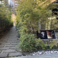 入り口付近には竹の小道があり、ウェディングフォトの撮影が可能