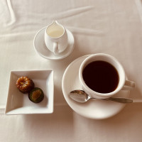 デザートのコーヒーとプチカヌレ、抹茶ムース入りチョコレート