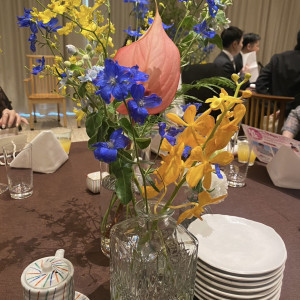 披露宴テーブルのお花、式のイメージや好みに合わせカスタマイズ|682567さんの響 風庭 赤坂の写真(2129129)