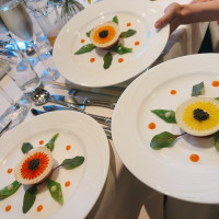 ひまわりの花に見立てたムースです。