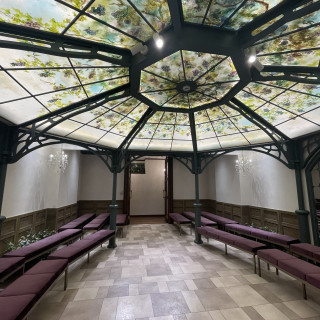 天井がステンドグラスの円形のチャペル