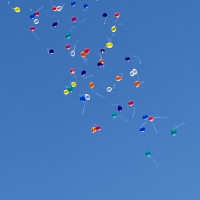 バルーンリリース、空高くまで上がる風船はとてもきれいです