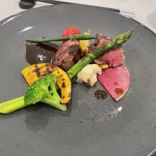 お肉料理。お肉はもちろん、野菜も非常に美味しいです。