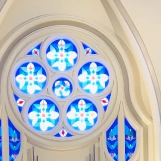 ここから差し込む光がとても幻想的で美しいです。