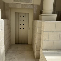 少しの階段でもエレベーターが設置されている