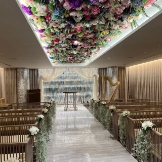 天井に敷き詰められたお花はとてもきれいです。