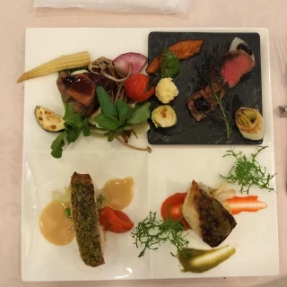 肉と魚がありました。
色鮮やかでした。