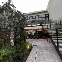 階段でフラワーシャワーができます