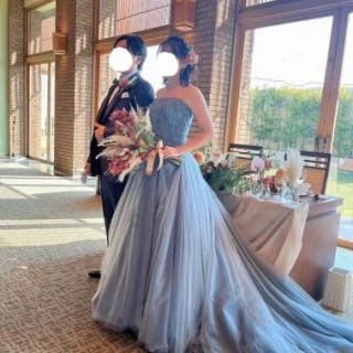 自然光差し込む披露宴会場
