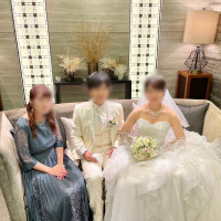 親族控え室。新郎新婦は宿泊の部屋で支度。