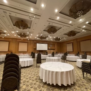 天井のある披露宴会場