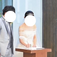 緊張しながらサイン
