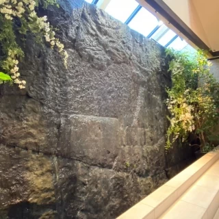 挙式会場内の岩