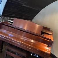 階段下のピアノ
