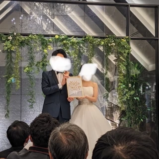 結婚証明書を見せている