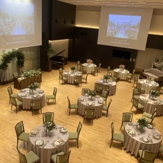 天井が高くて広い披露宴会場です！
