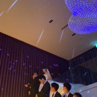 挙式後に移動してここでフラワーシャワー、集合写真、ブーケトス
