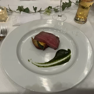 和牛ロース肉の炭火焼き