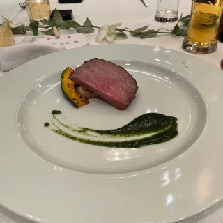 和牛ロース肉の炭火焼き　博多万能ねぎのソース　お塩を添えて