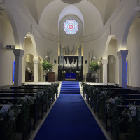 青いバージンロードの教会