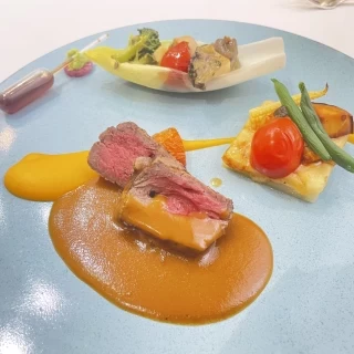 メインディッシュ
肉の焼き加減は自由に選択可能