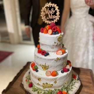 3段のいちごケーキにしました。
金箔はプラスで付けました！
