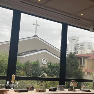 窓が大きく緑や教会が見えます。