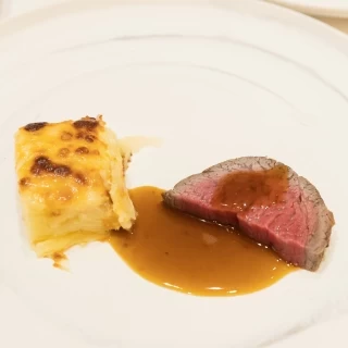 お肉料理です。