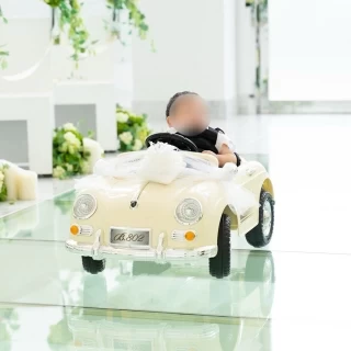リングボーイが車に乗って登場。
