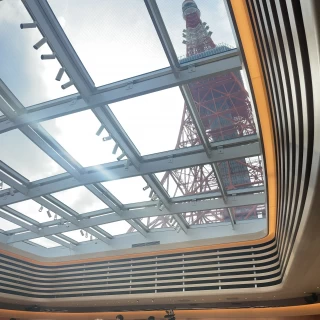 チェペルを見上げると東京タワー！
